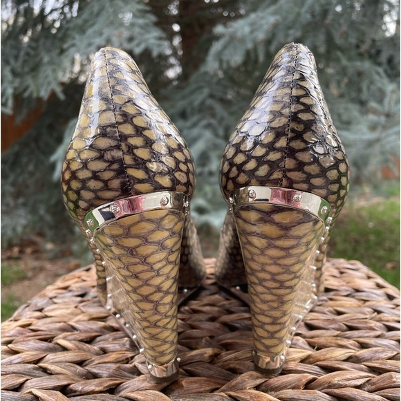 Snake Print Sexy Patent Peep Toe 4” Wedge Silver Trim & Stud Detail Size 9.5 - Picture 6 of 7